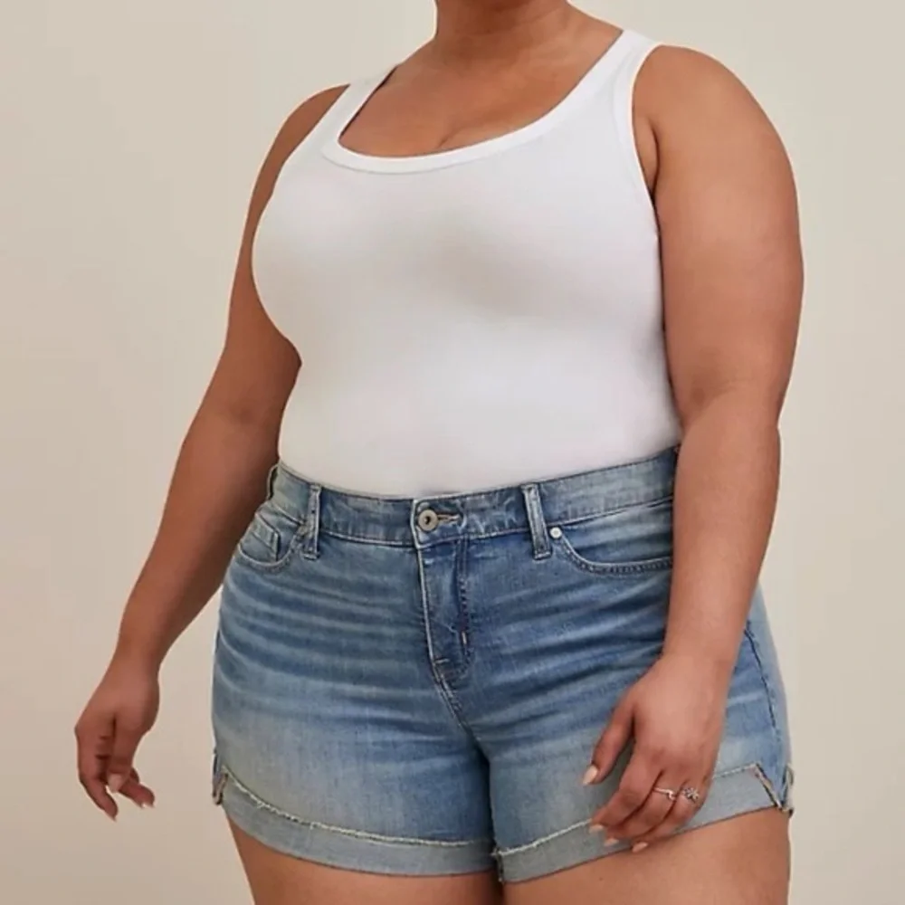 Torrid 5 INCH VINTAGE STRETCH MID-RISE SHORT SIZE 26